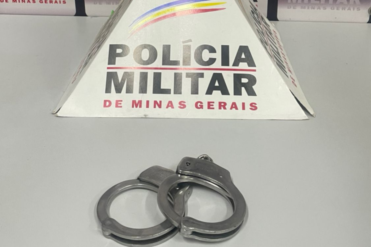 Ao avistar o homem, os militares fizeram a abordagem e confirmaram, por meio do sistema, a existência do mandado judicial