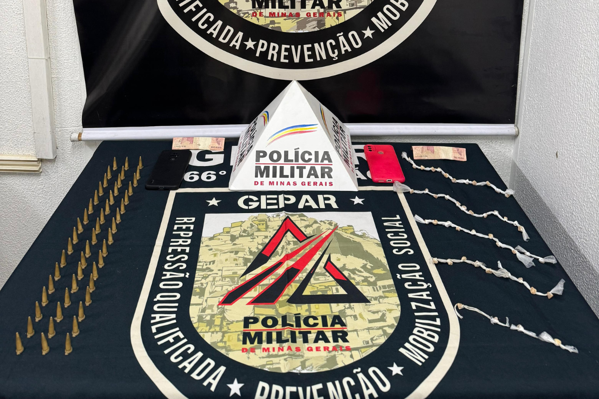 Foram apreendidos 51 pinos de cocaína dentro de um cano de PVC e 47 pedras de crack acondicionadas sob entulho, além de dois celulares e R$ 20 em espécie