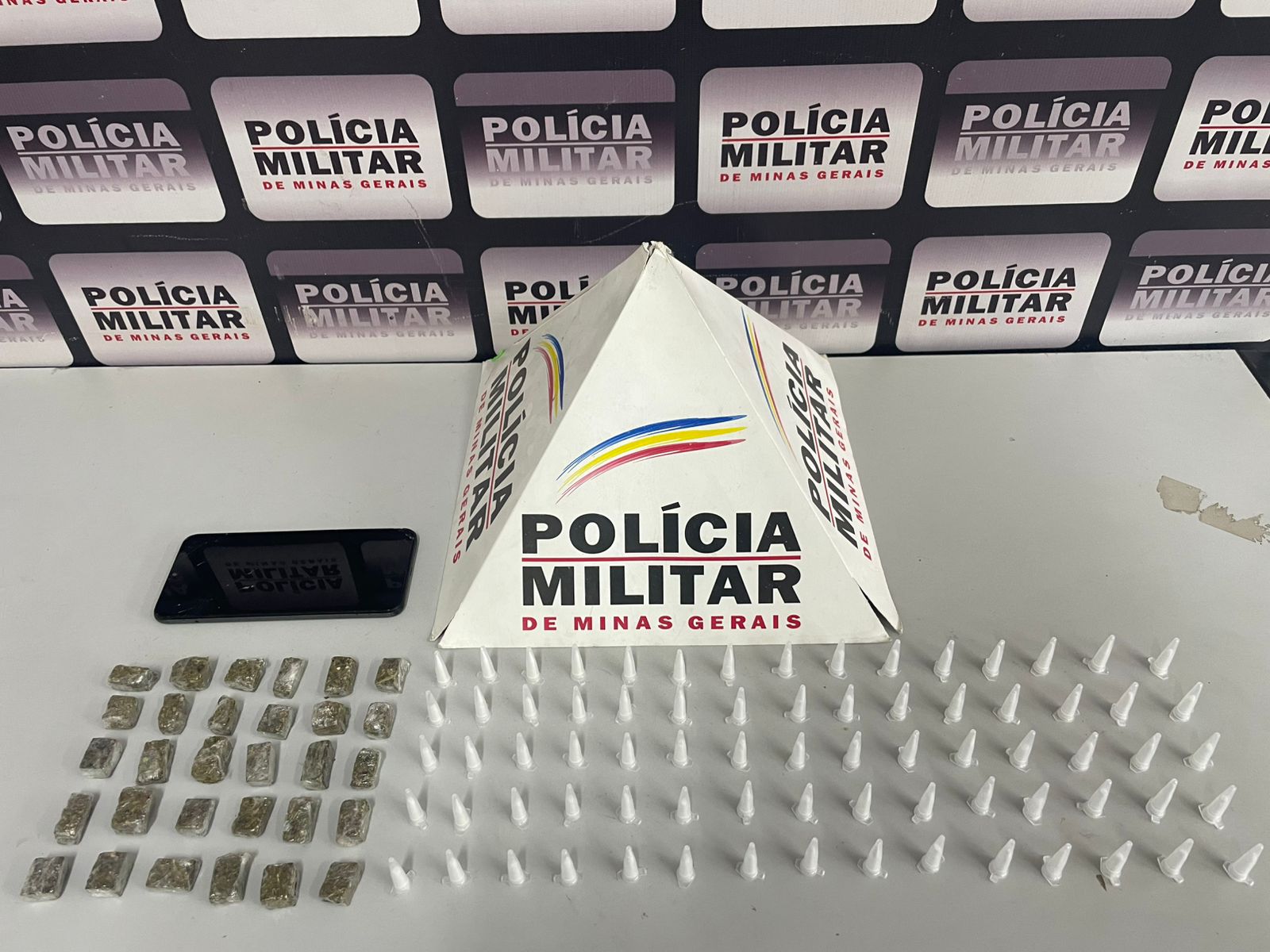  Ao todo, foram encontrados 30 buchas de maconha, 75 pinos de cocaína e um aparelho celular, todos dentro de uma sacola