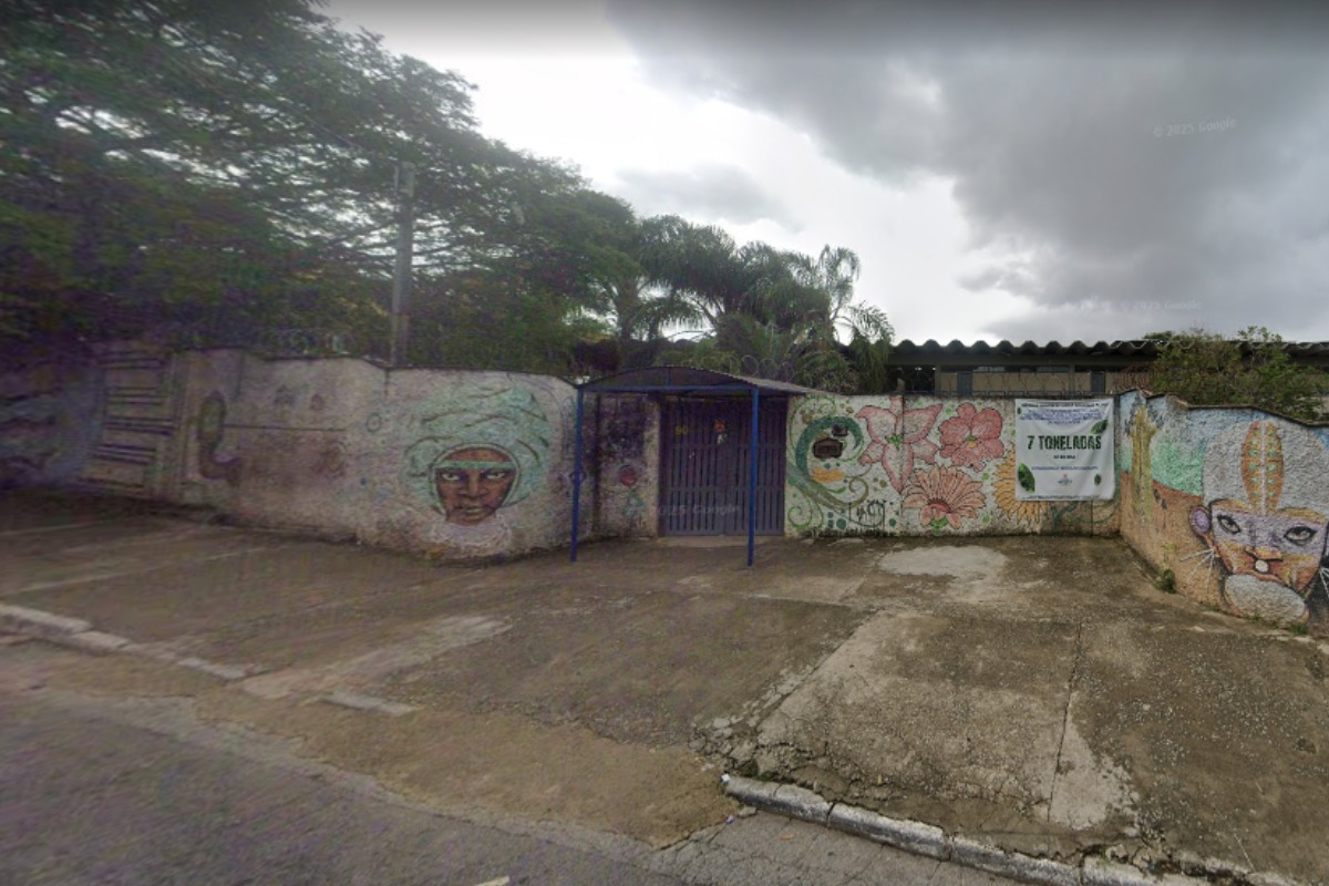 Animal entrou na escola por um portão que estava aberto para receber os alunos