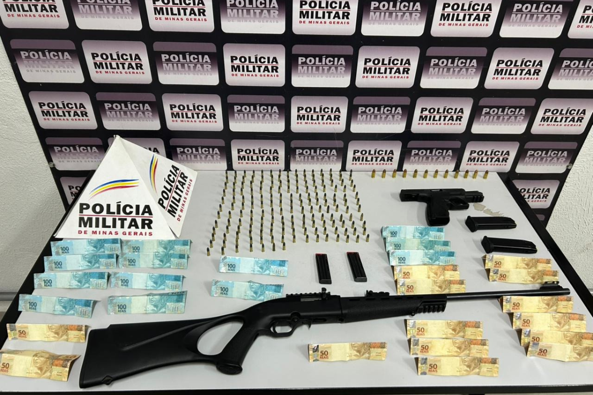 Foram apreendidas duas pistolas Taurus TS9, dois carregadores 9mm, 12 munições do mesmo calibre, um rifle calibre .22, dois carregadores compatíveis, 172 munições calibre .22 e R$ 3 mil em dinheiro