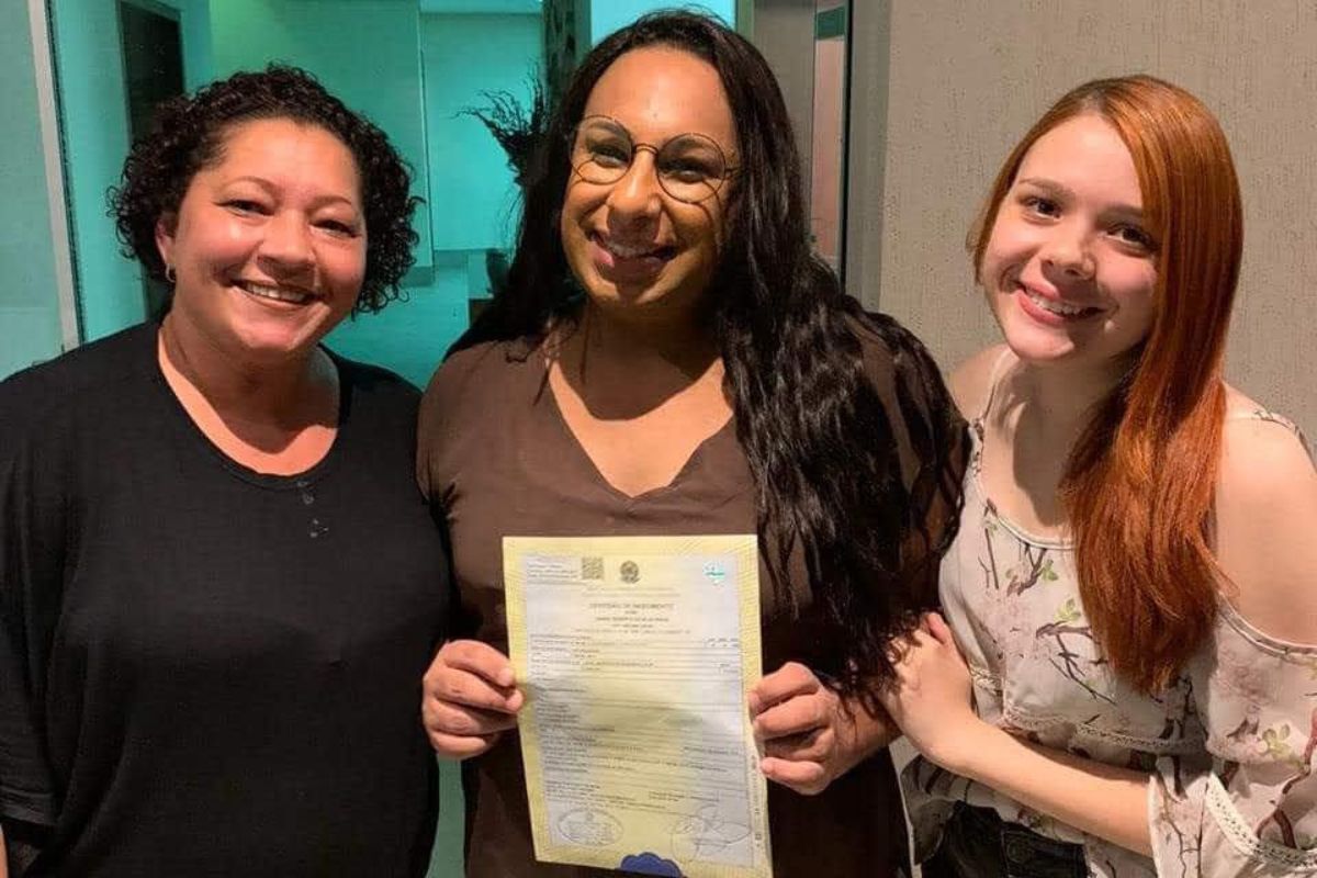 Hanna Roberta contou com a ajuda das amigas, Gisele Silva e Izabela Hana, pra retificar seu nome