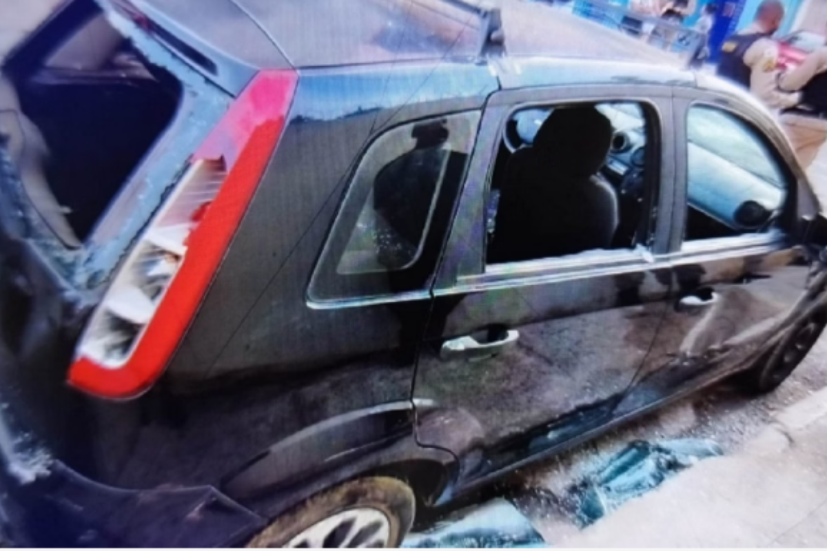 Suspeitos destruíram veículos de torcedores rivais
