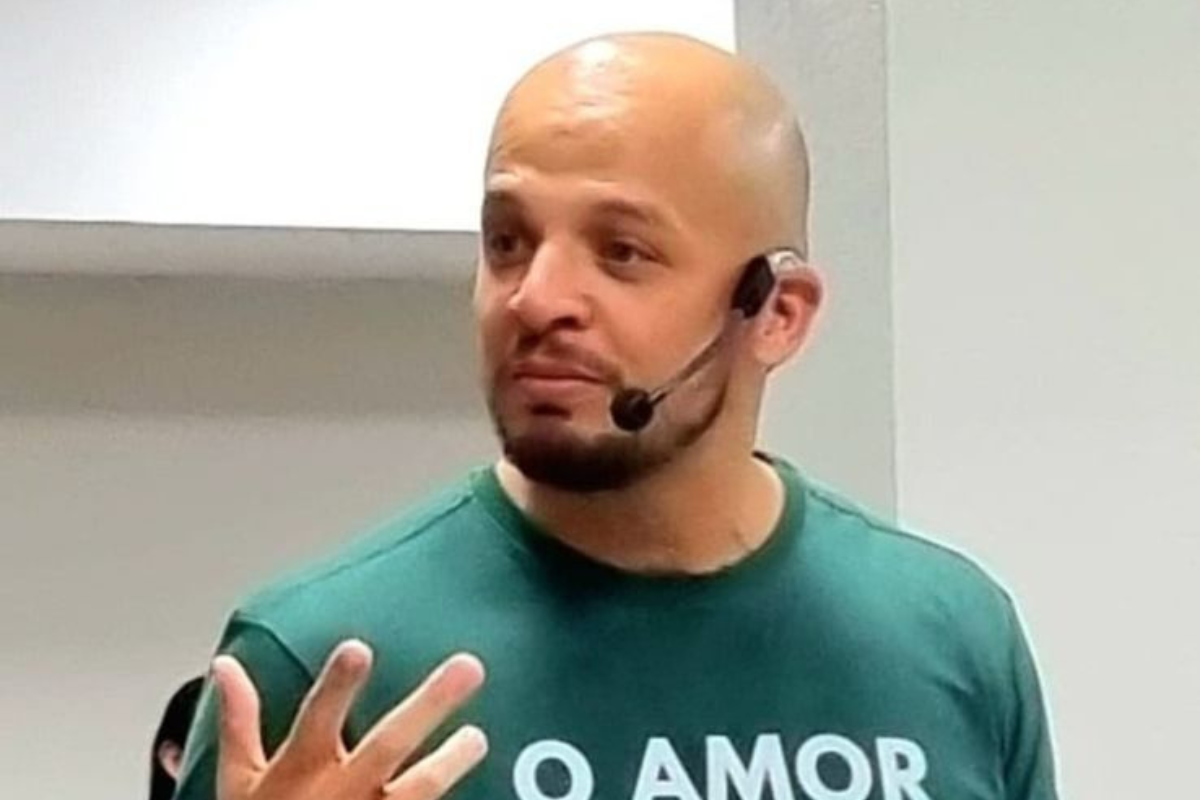 A formação será ministrada pelo palestrante Adriano Santiago que vai estimular a construção de ambientes de trabalho mais alinhados, com foco na alta performance e no engajamento das equipes.