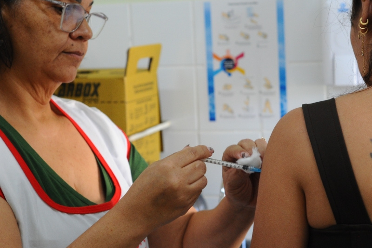  A vacinação segue disponível até o dia 31 de julho em todas as Unidades Básicas de Saúde (UBSs), de segunda a sexta-feira, das 8h às 17h.