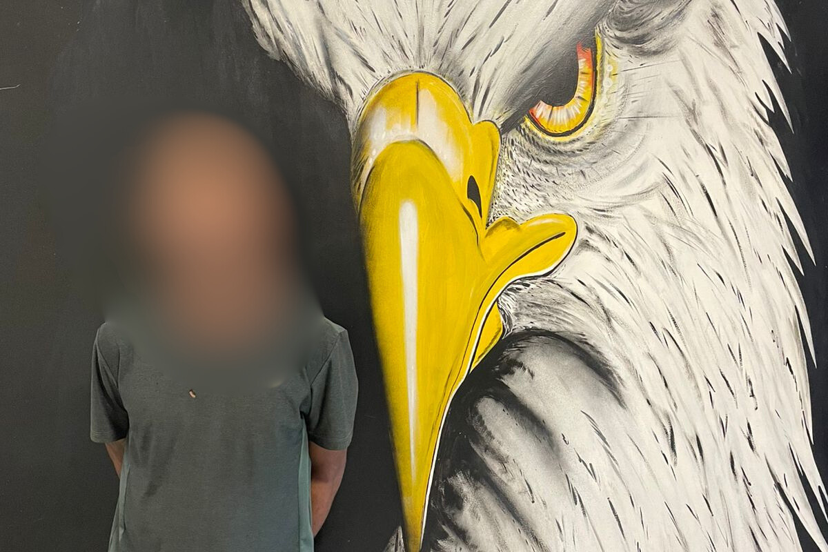  Uma testemunha contou à polícia que o casal começou a discutir por volta das 4h e que, em seguida, o homem passou a agredir a mulher com socos, chutes e golpes com um pedaço de madeira