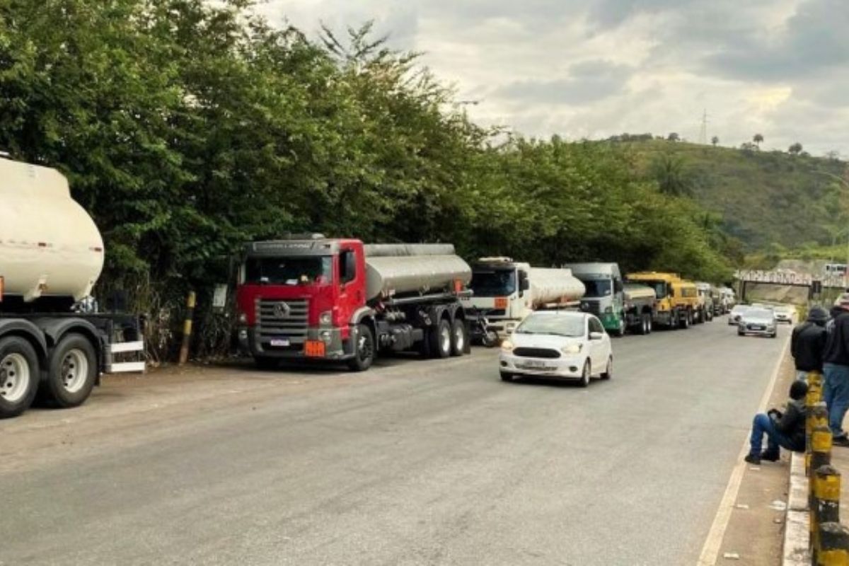 Caminhões estão parados próximo à base da Vibra Energia, em Betim