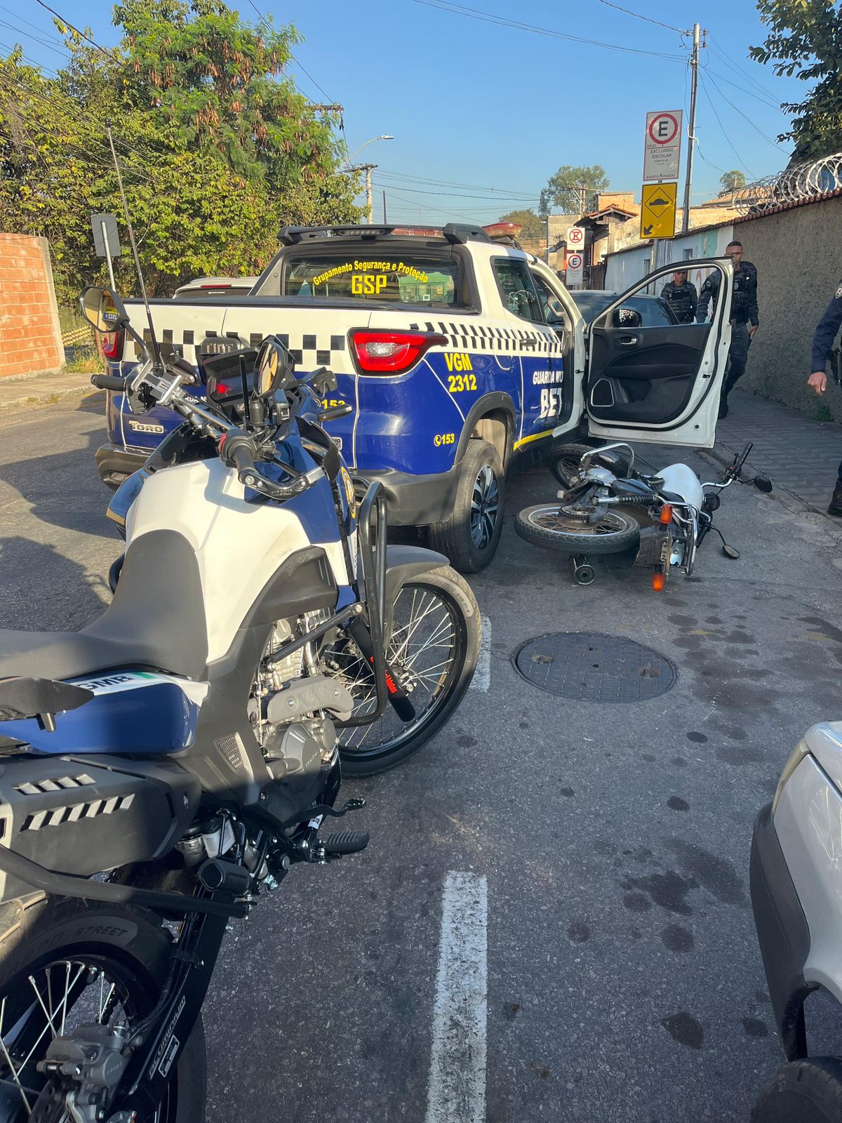 No momento da aproximação da viatura, o motociclista colidiu contra a lateral do veículo oficial, causando um arranhão e amassado na porta dianteira direita