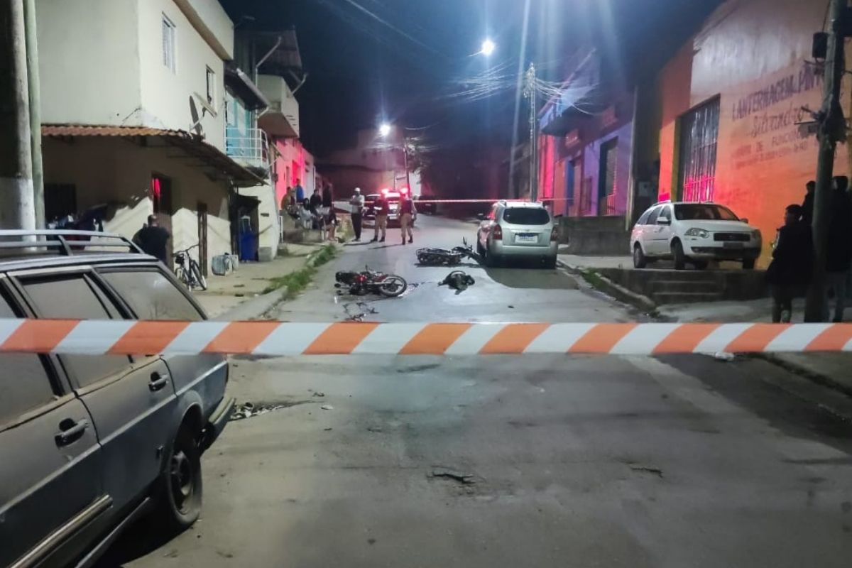 Colisão frontal entre as duas motocicletas ocorreu na noite dessa sexta-feira (12/7), na rua Massu, no bairro Icaivera, em Betim