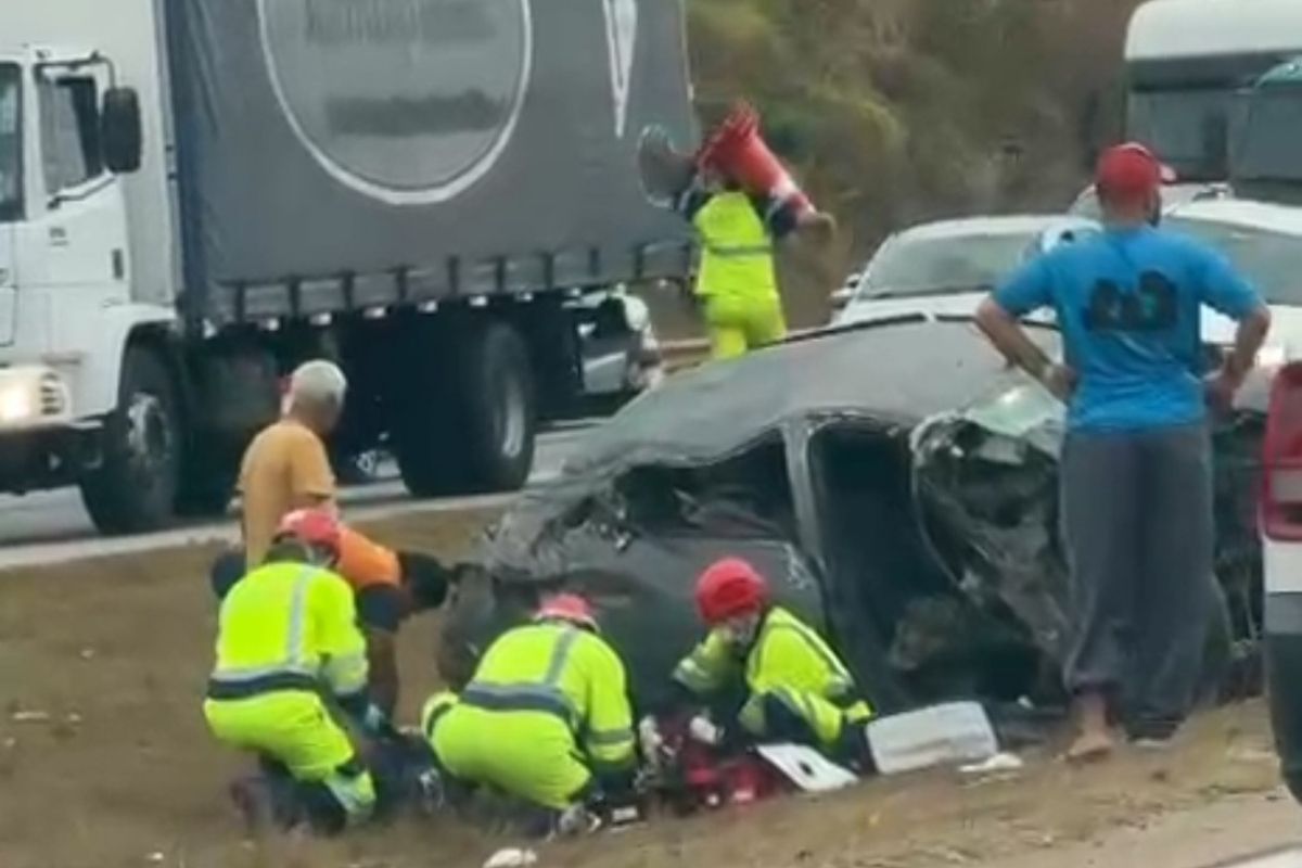 Batida deixou duas pessoas feridas: o passageiro do automóvel em estado grave e o condutor com ferimentos moderados