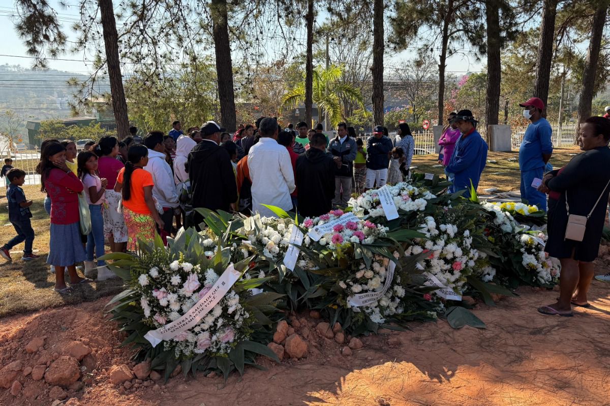 Aproximadamente 70 pessoas — entre familiares, amigos e moradores da ocupação  acompanharam o sepultamento da menina de 12 anos