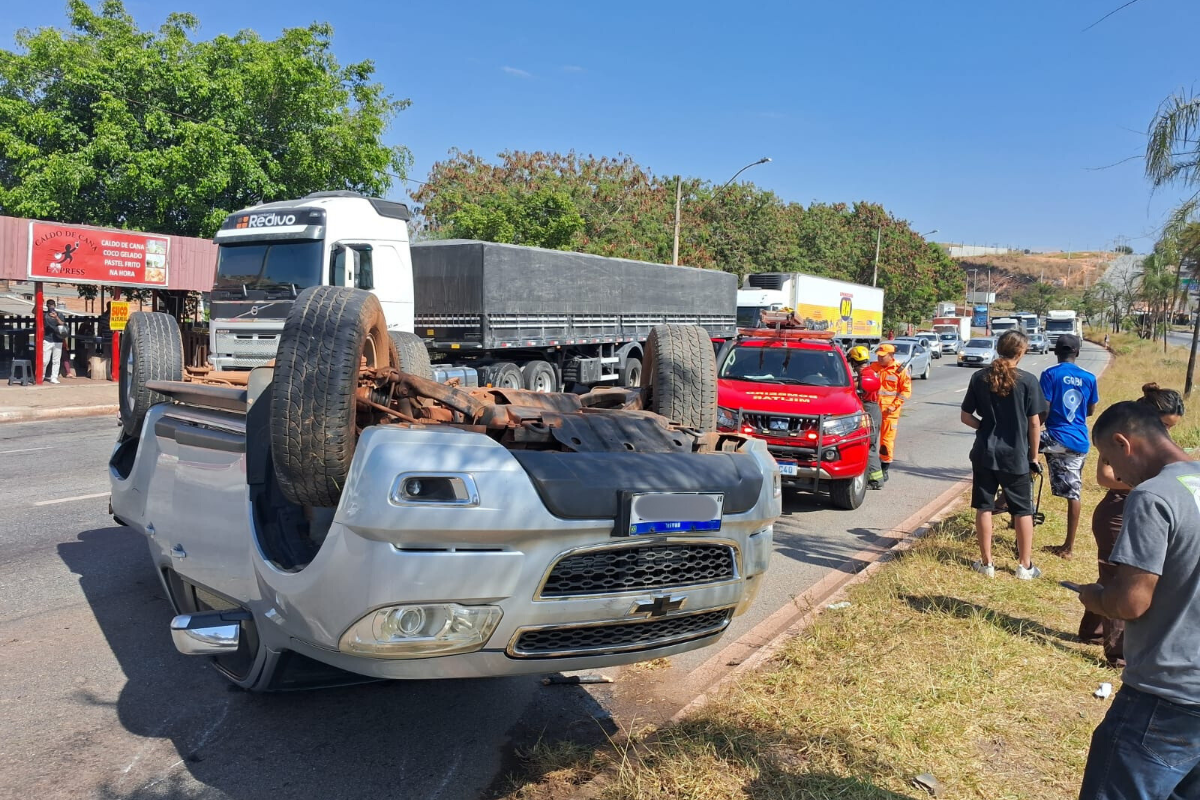 Caminhonete atravessou o canteiro central e capotou, parando com as rodas para cima na faixa contrária, no sentido Contagem 