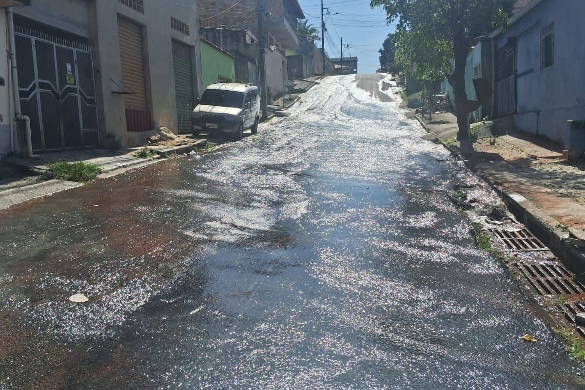  A água escorre sem parar no asfalto, chamando a atenção da vizinhança