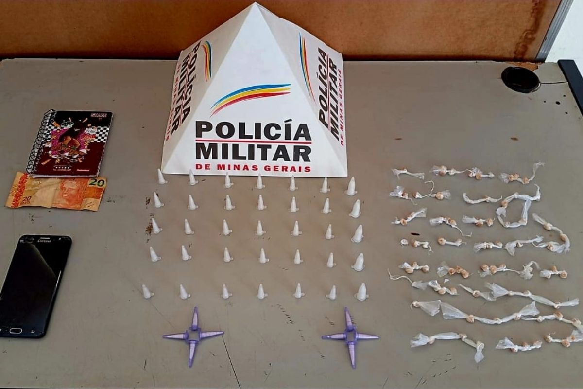Durante a abordagem, agentes encontraram com o suspeito uma sacola contendo 80 pedras de crack, 46 pinos de cocaína e dinheiro