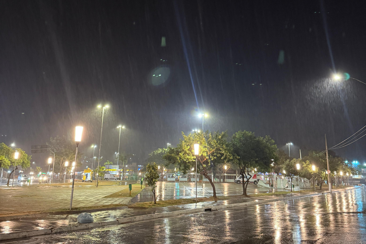 Praça do Encontro, na região Central da cidade, é um dos pontos que registram chuva nesta noite de sexta