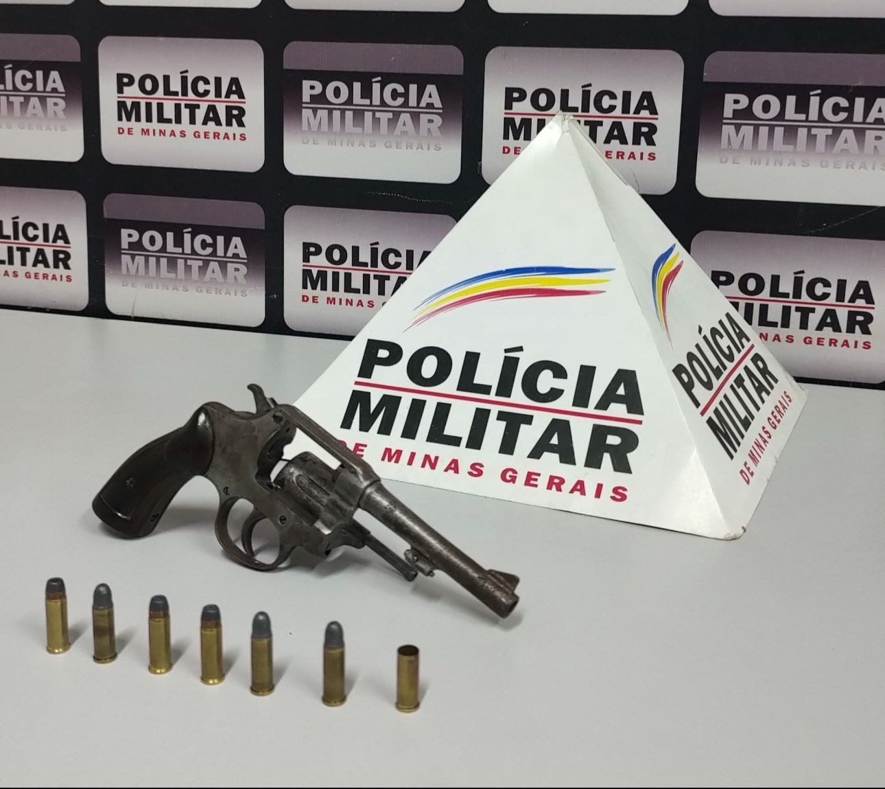Durante buscas no imóvel, os policiais localizaram o revólver e as munições