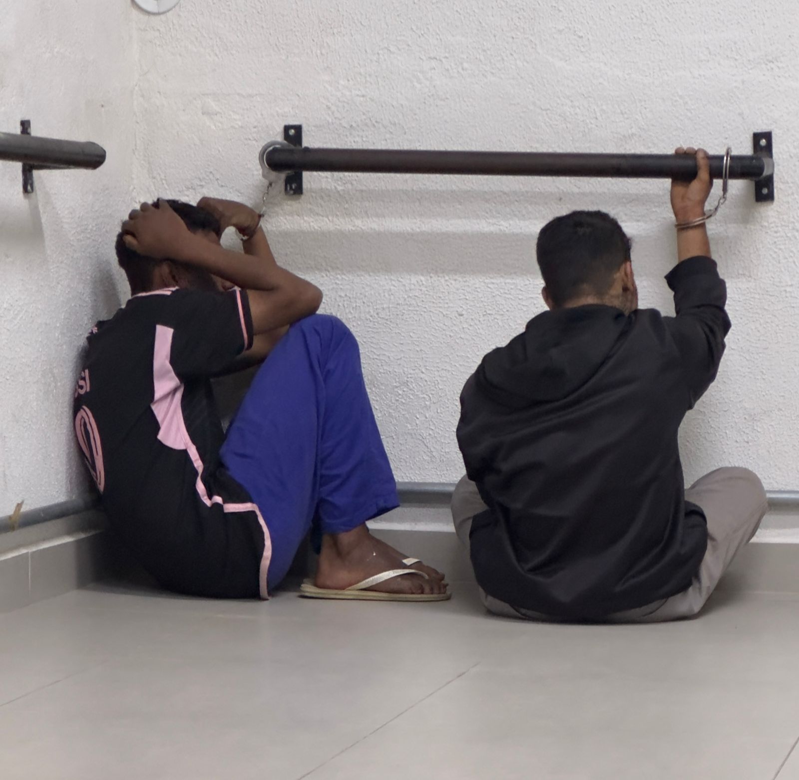 O jovem de 25 anos já tem duas passagens por tráfico de drogas e já esteve preso. O outro envolvido disse que não sabia da situação e não tem registros anteriores
