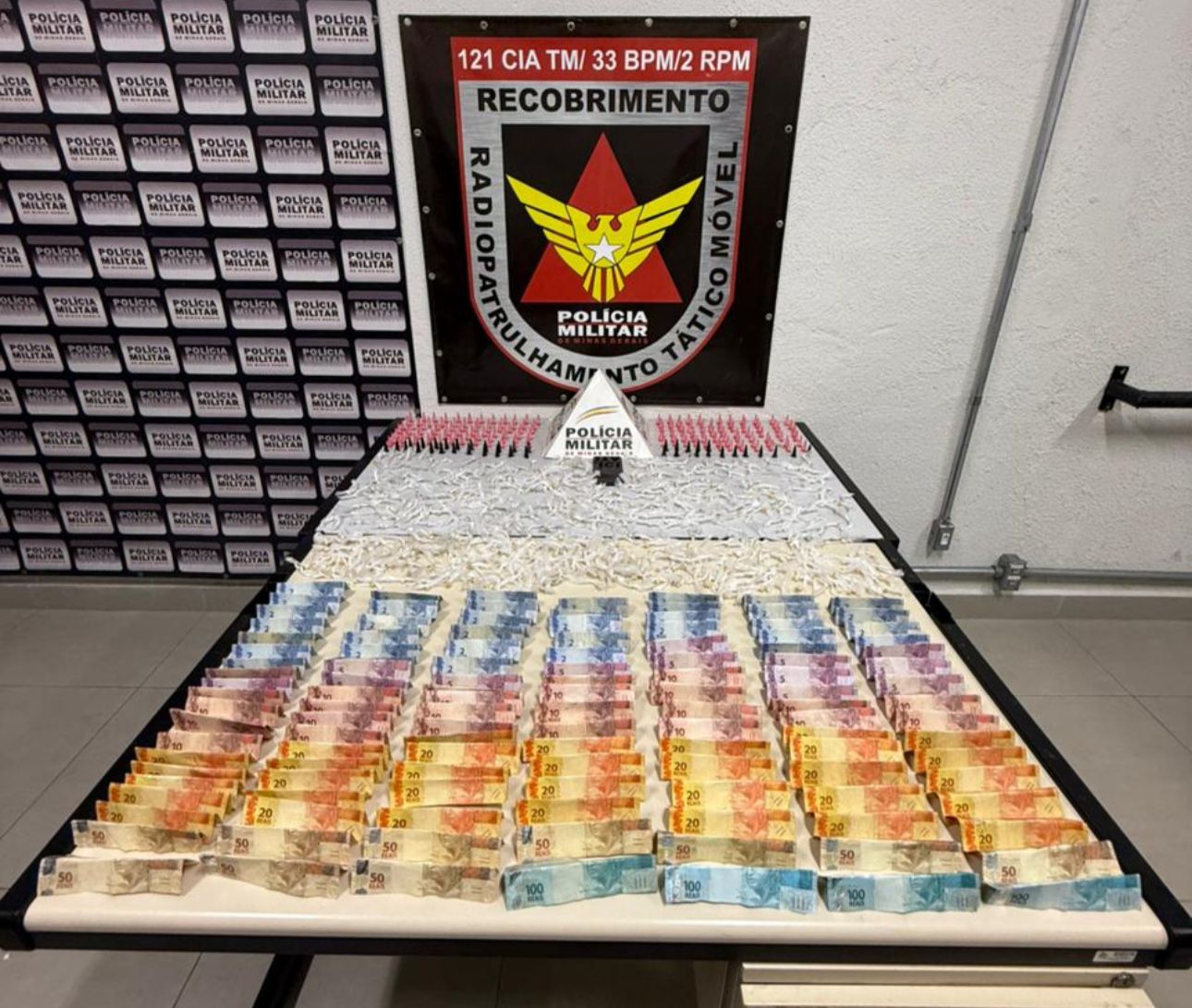 Os policiais apreenderam 733 pedras, 187 pinos com substância semelhante à cocaína, R$ 1.958,00 em dinheiro e um aparelho celular