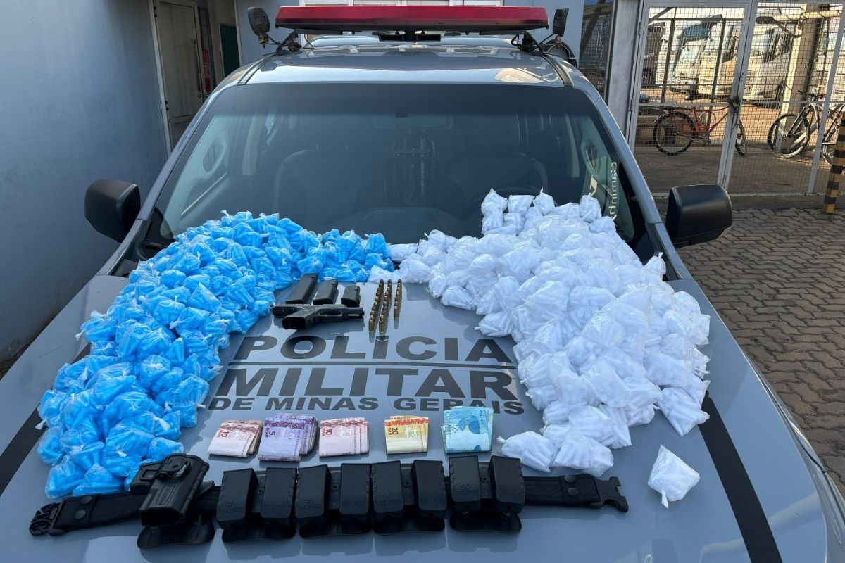Homem preso com arma de fogo negou qualquer relação com a droga encontrada no apartamento vazio no prédio em que ele estava