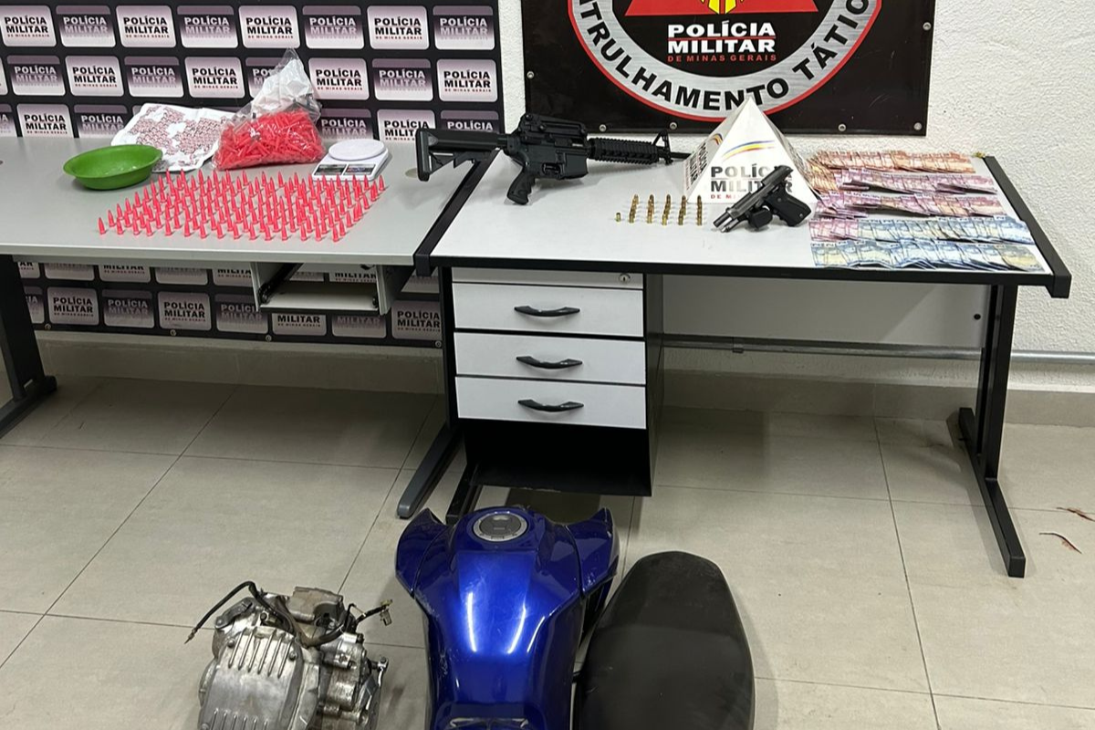 Foram apreendidos um fuzil calibre .380, uma pistola Taurus calibre .380, 25 munições, R$ 434 em dinheiro, 135 pinos de cocaína, uma balança de precisão, material para embalar drogas, além de um carro e uma motocicleta furtados