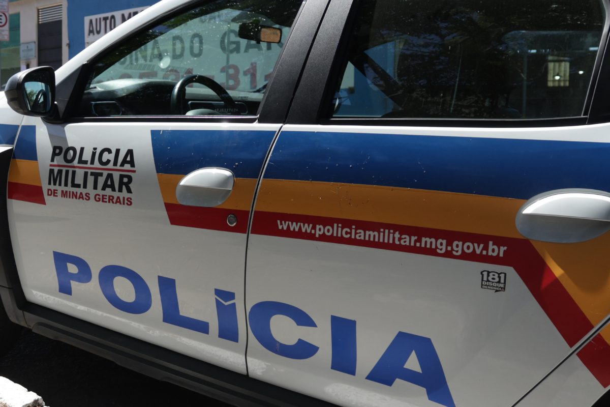 O suspeito tentou fugir ao perceber a presença dos militares, mas foi alcançado no meio de um escadão