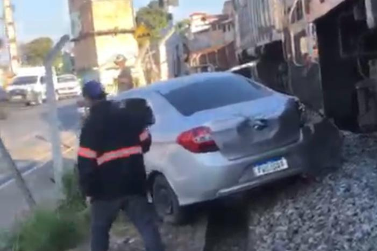 A lateral e a parte traseira do carro, no lado do passageiro, foram atingidas