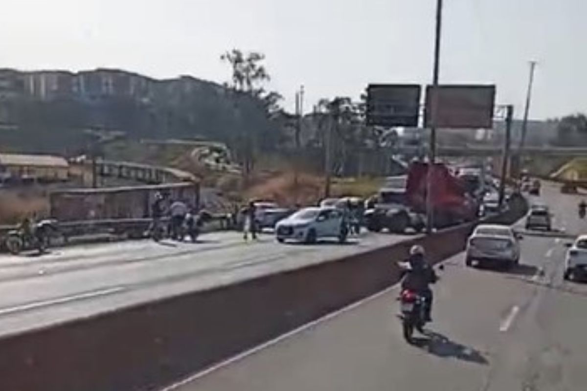 Equipes da concessionária atuam no local para liberação da via