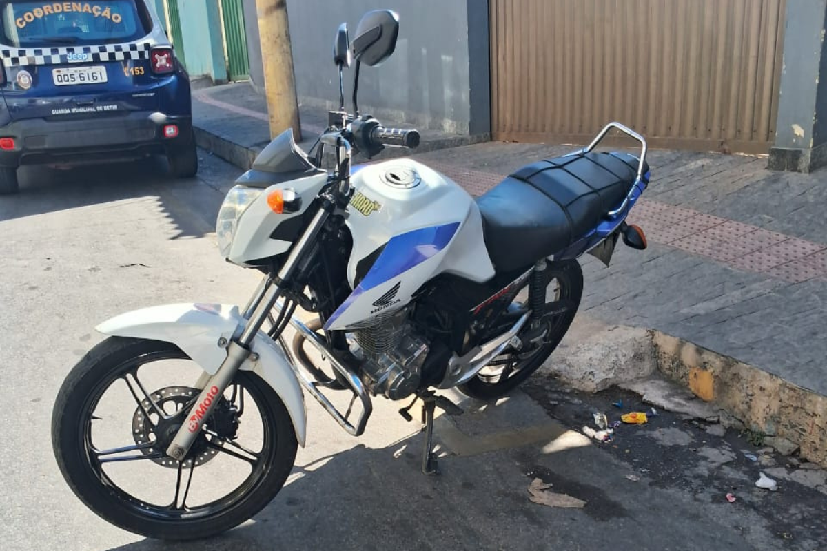 A motocicleta estava sem a descarga e pneus em más condições