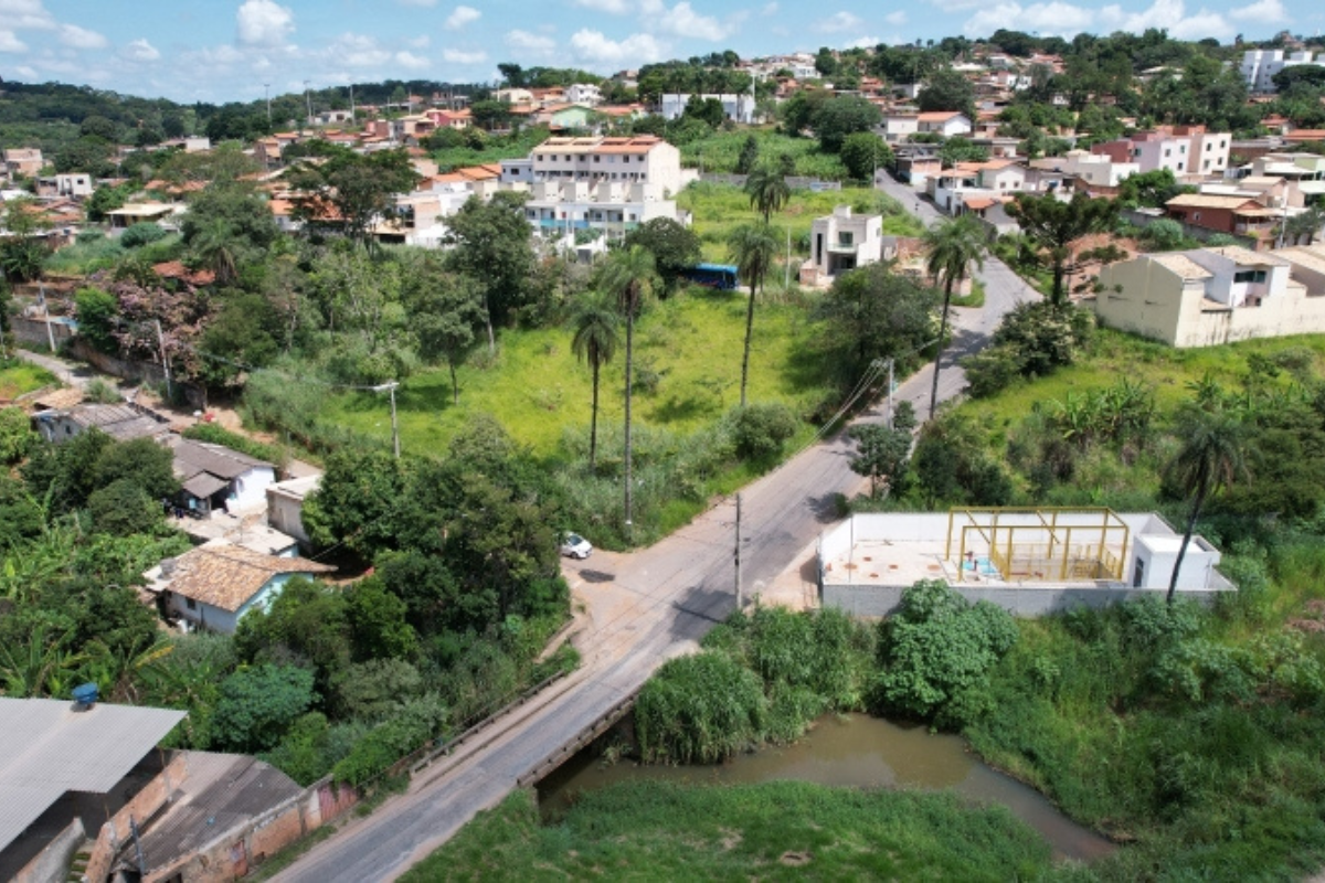 O sistema implantado conta com cerca de 5,6 quilômetros de rede coletora, conectada à Estação Elevatória de Esgoto (EEE) do Marimbá