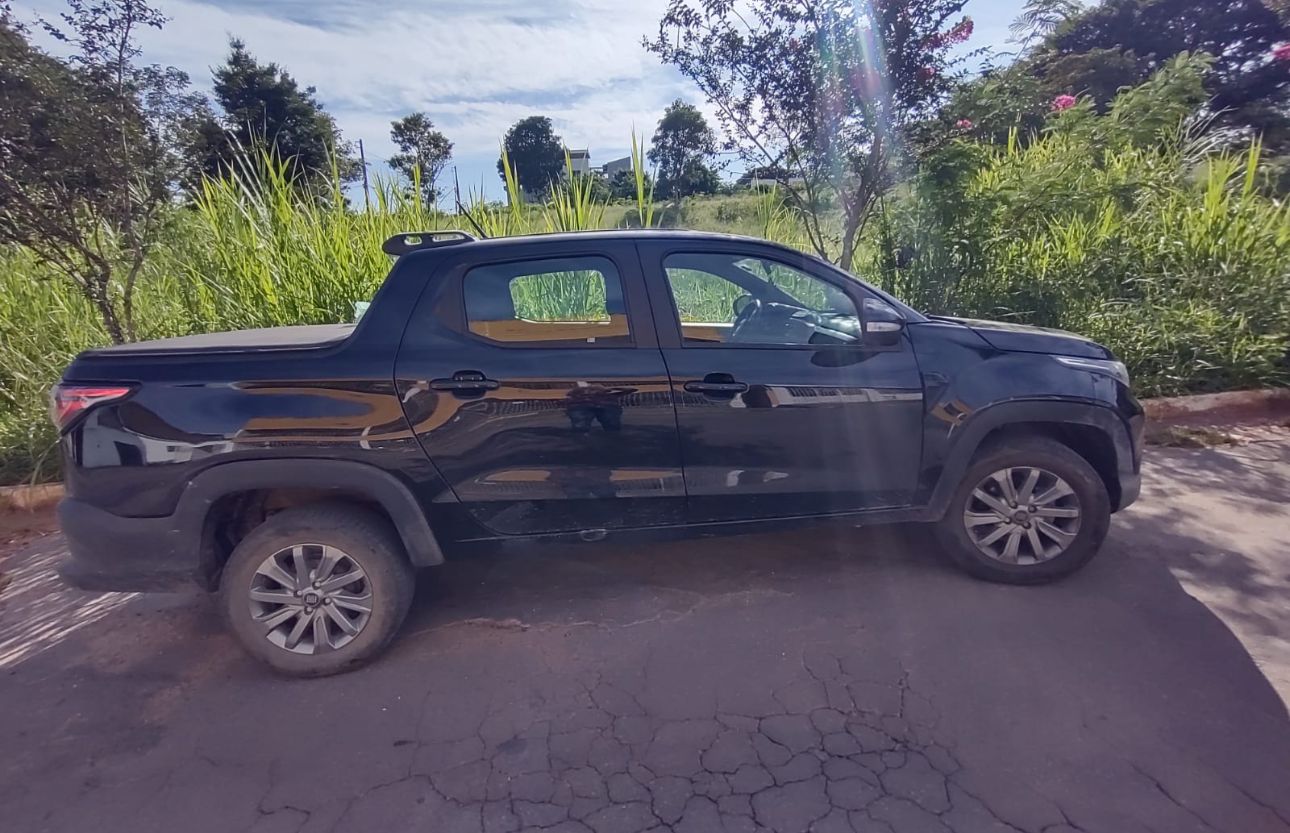 O veículo levado foi uma Strada Freedom, ano 2021, de cor preta e placa RNT3C44