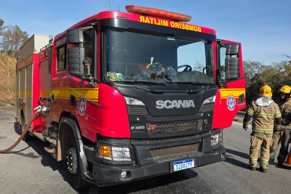 Bombeiros informaram que, ao chegarem ao local, o condutor já se encontrava fora do veículo