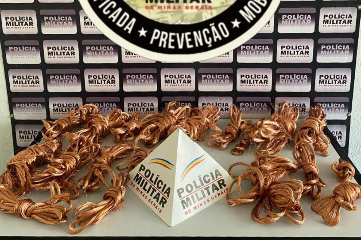 Os militares encontraram no porta-malas do veículo uma grande quantidade de fios desencapados