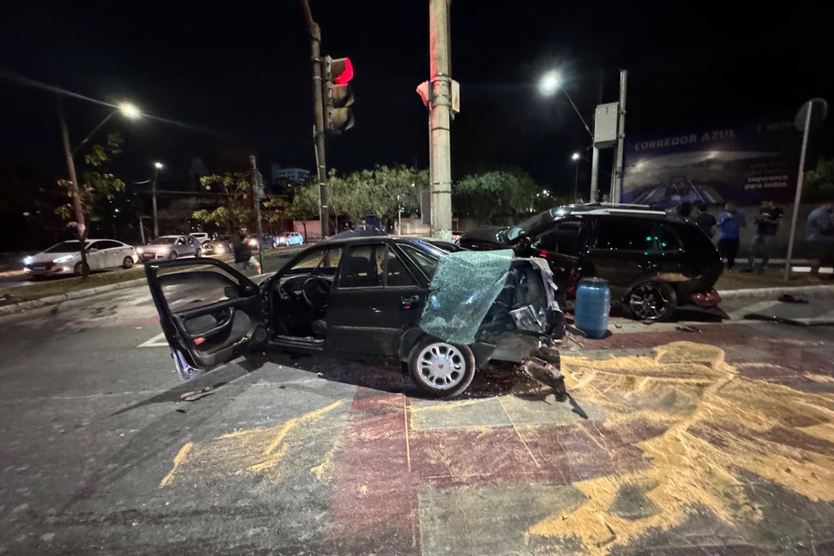 Acidente envolveu um Tempra, um veículo HB20, uma Hyundai Tucson e um Sandero