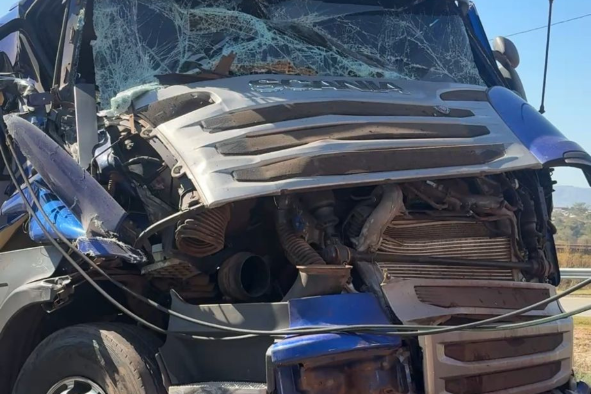 Um dos veículos ficou com a frente destruida