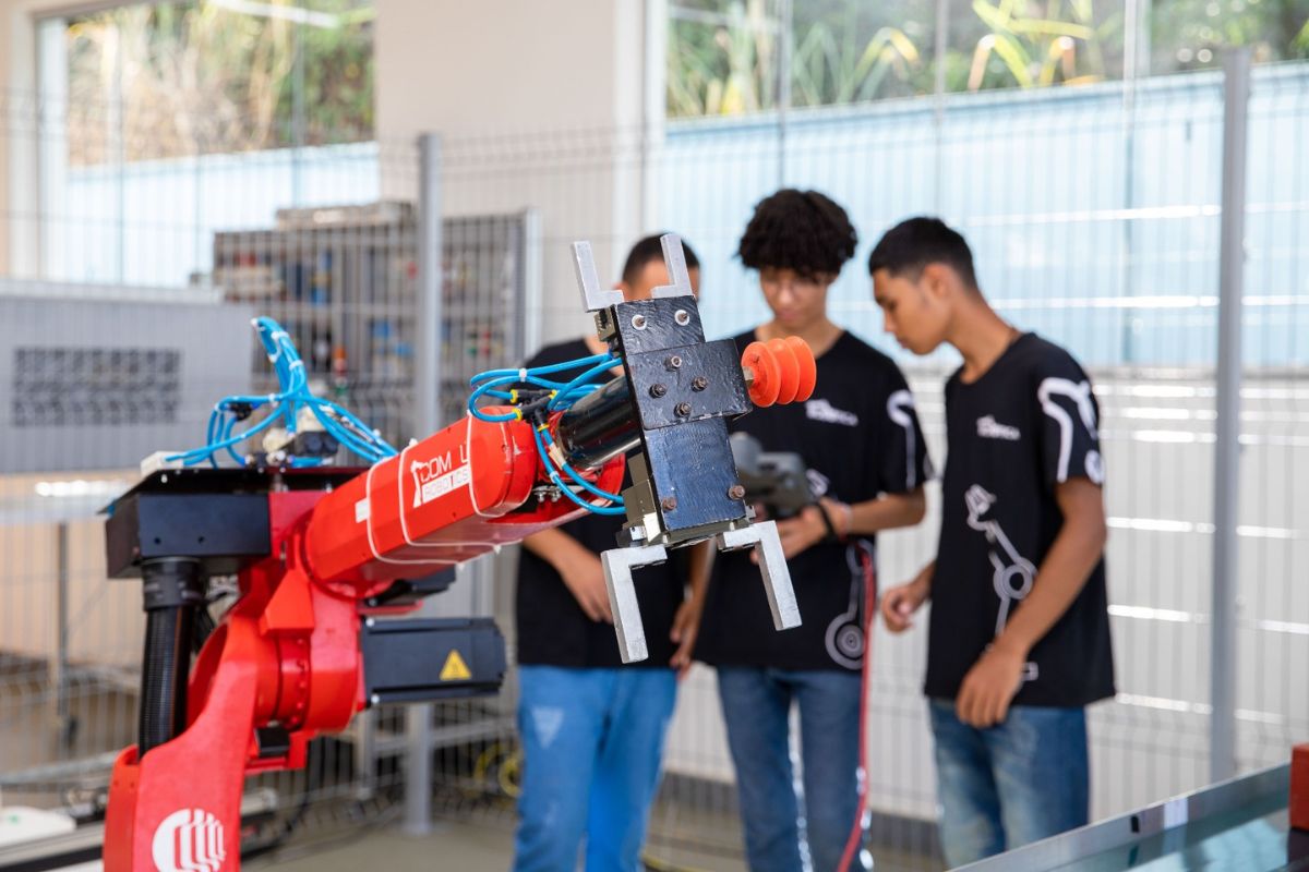 Operador de computador, soldagem, robótica industrial, mecânica de carros, mecânica de motos e audiovisual são as capacitações disponíveis