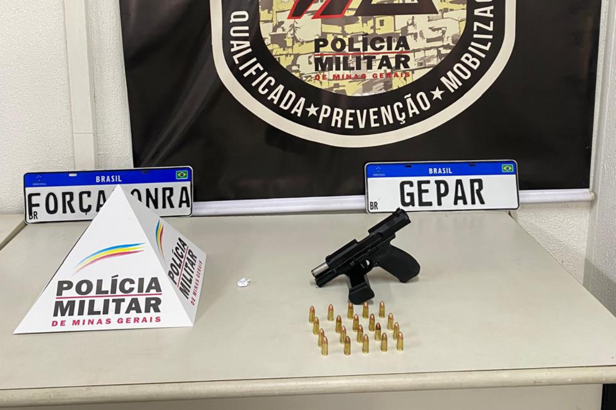 Os militares encontraram uma pistola 9mm semiautomática, de fabricação turca, além de um carregador e 20 munições do mesmo calibre