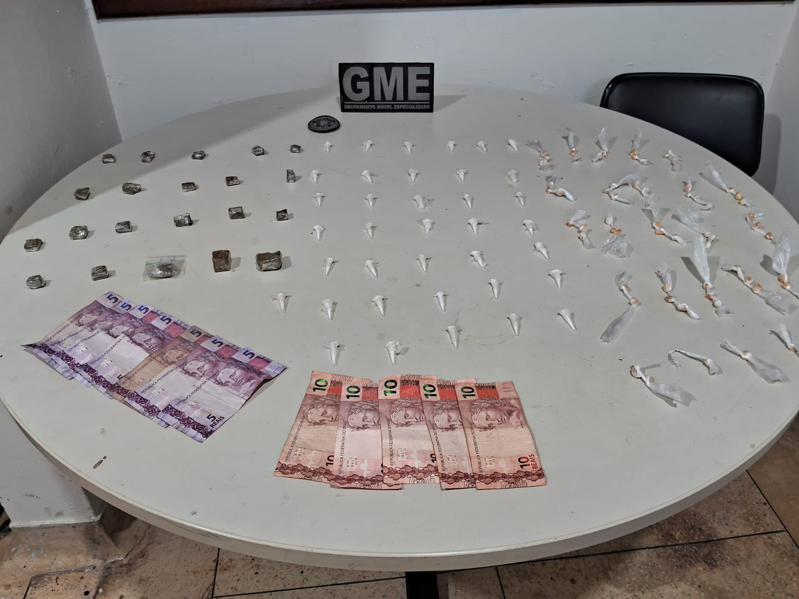 Ao todo, foram apreendidas 21 buchas de maconha, 64 pedras de crack, 37 pinos de cocaína e R$ 85 em dinheiro