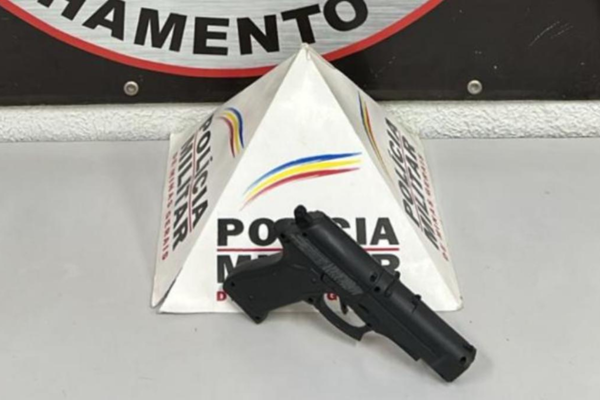 Um simulacro de arma foi apreendido