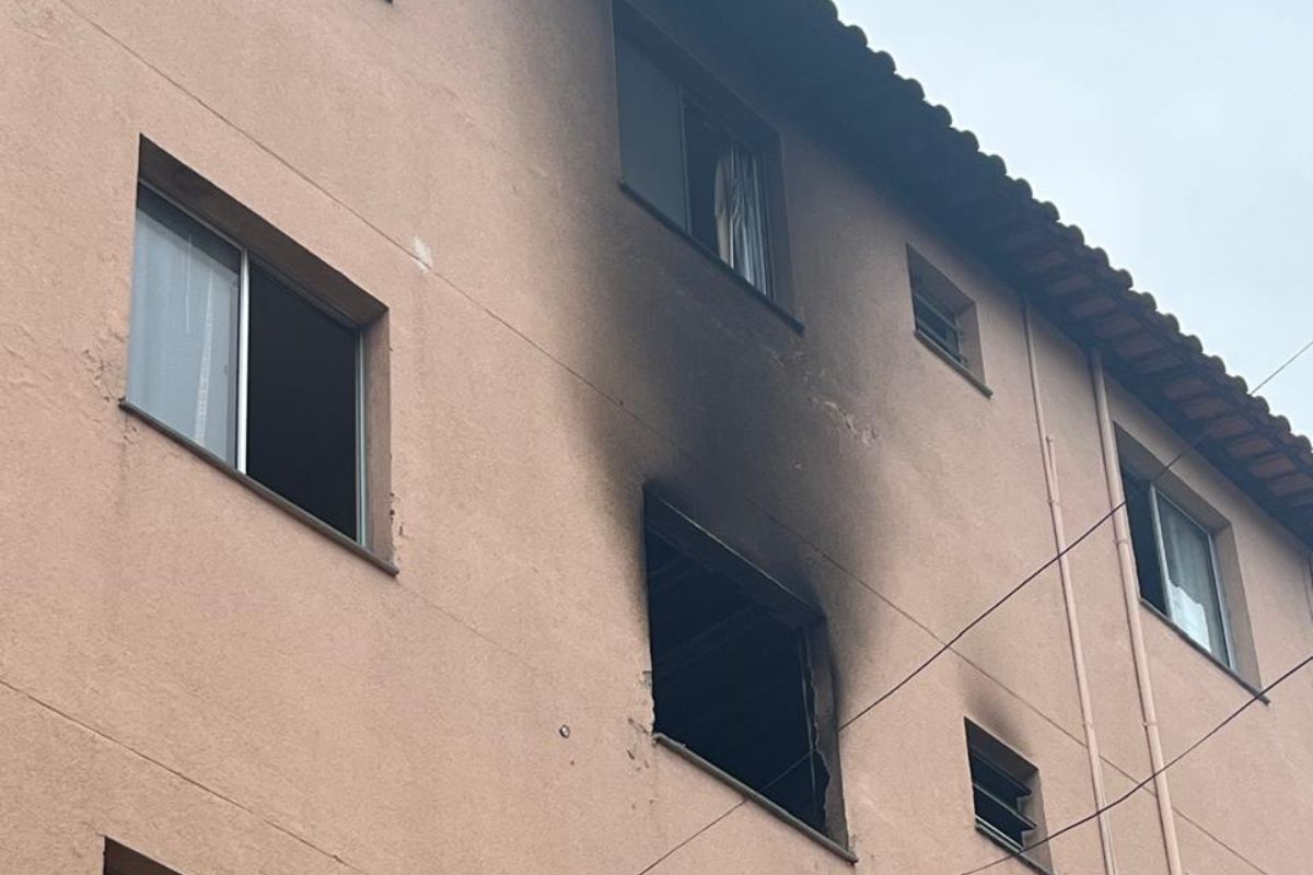 Fogo teve início em um dos quartos e se espalhou rapidamente, gerando fumaça intensa por todos os cômodos