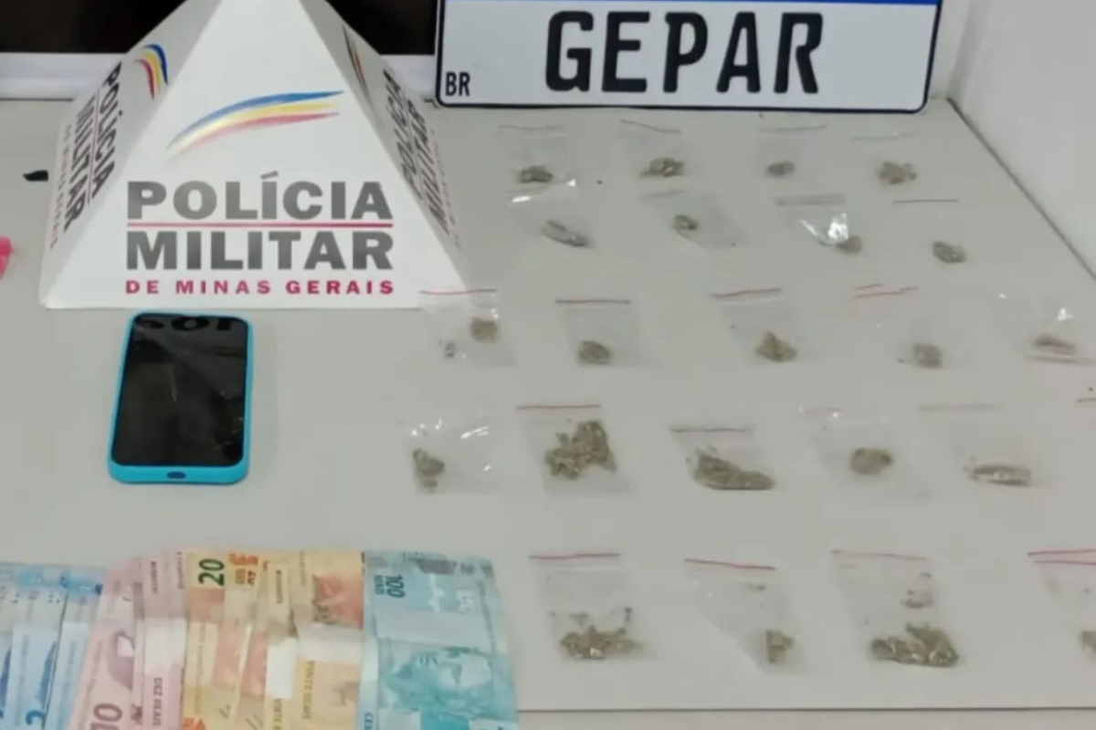 Dentro dela estavam 63 pinos de cocaína, 24 buchas de maconha, um celular e R$ 436 em dinheiro