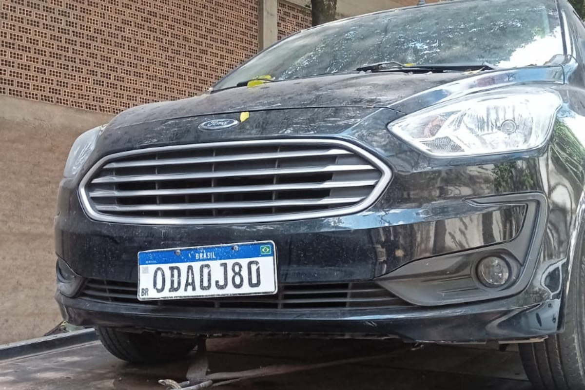 A placa traseira do carro era a original, enquanto a dianteira pertencia a um outro veículo, um Jetta com registro no estado do Espírito Santo