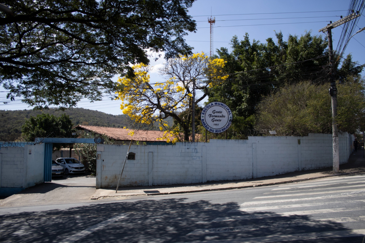 Segundo os boatos, o homem teria sido visto nas proximidades da escola do Vianópolis por funcionários, que decidiram recolher os alunos para dentro das salas