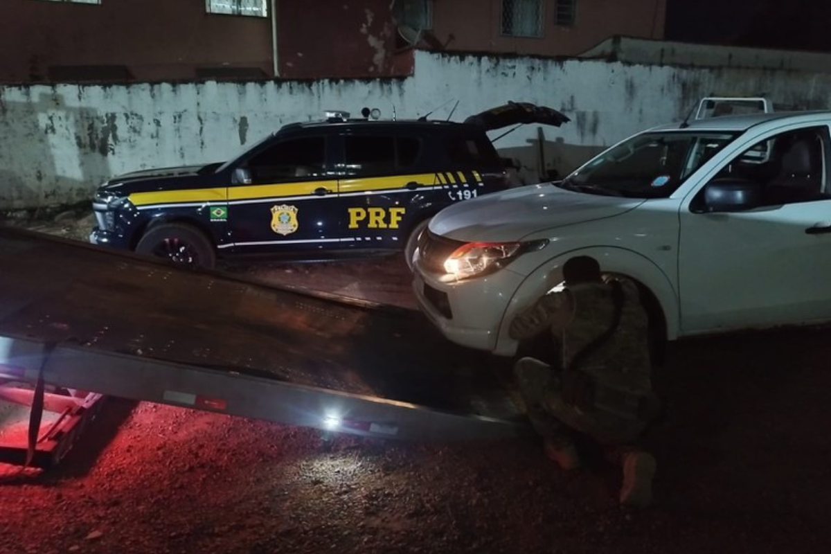 Caminhonete tinha placas adulteradas e queixa de furto registrada no sistema