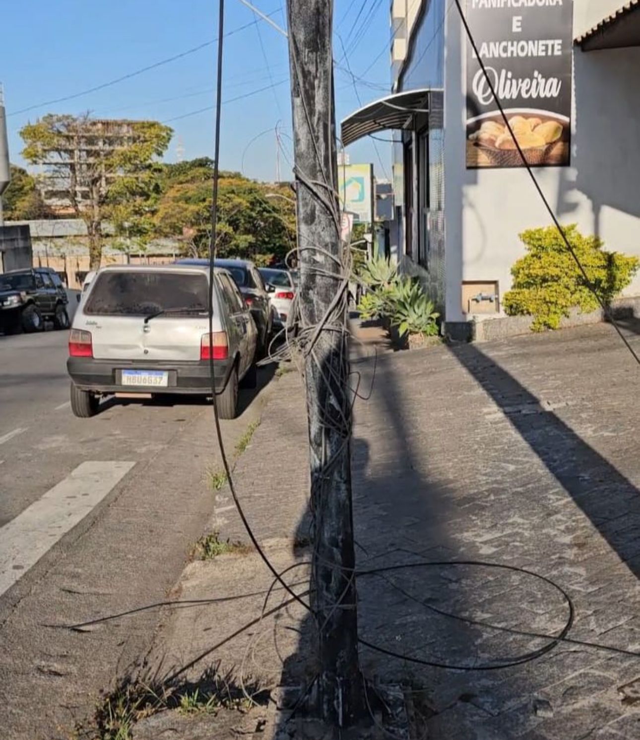 Emaranhados de fios soltos e dependurados pode ser visto, por exemplo, em pontos da avenida Amazonas, no centro da cidade