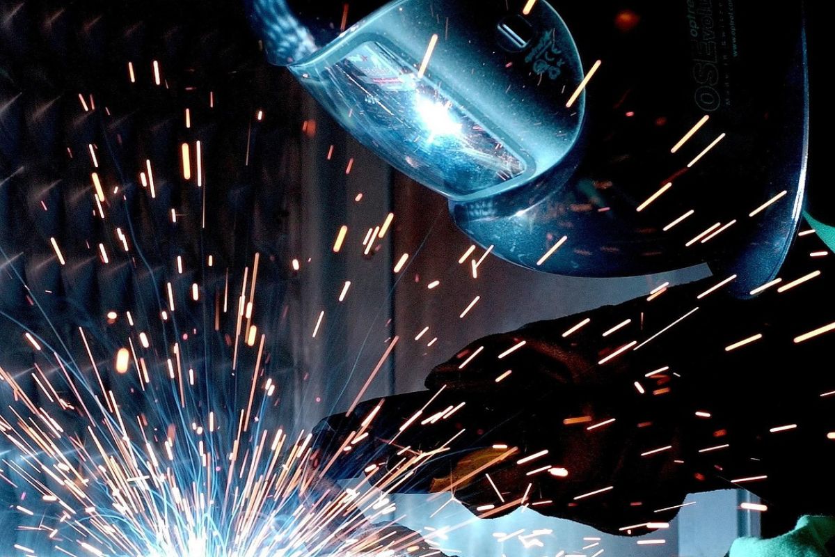 A indústria foi o setor mais impactado, com a perda de 196 postos de trabalho