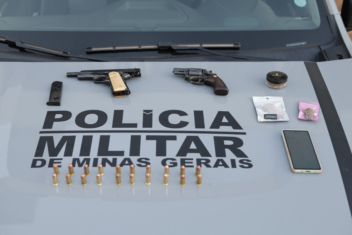 Os militares encontraram uma arma Colt .45, 20 munições intactas, uma porção de skank, cogumelos, um pote com sementes de maconha, um telefone celular e uma arma calibre .38