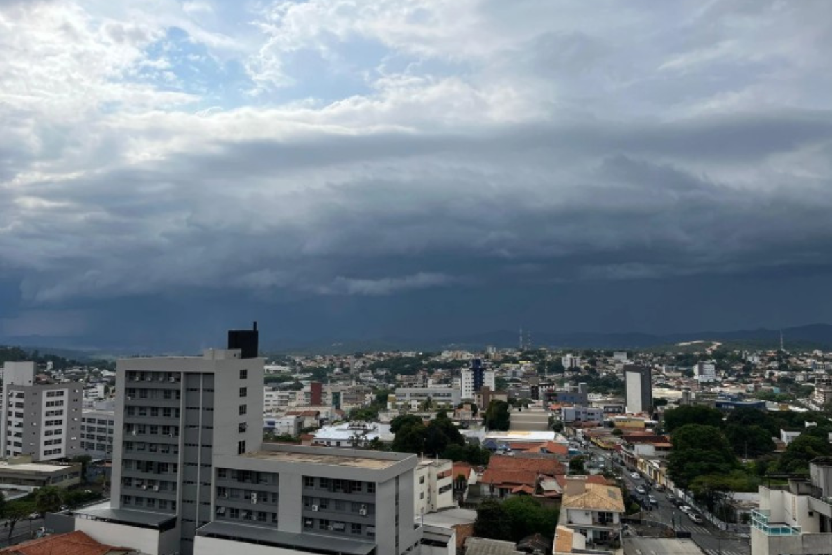 A segunda-feira (15) será marcada por muitas nuvens durante todo o dia, mas sem previsão de chuva