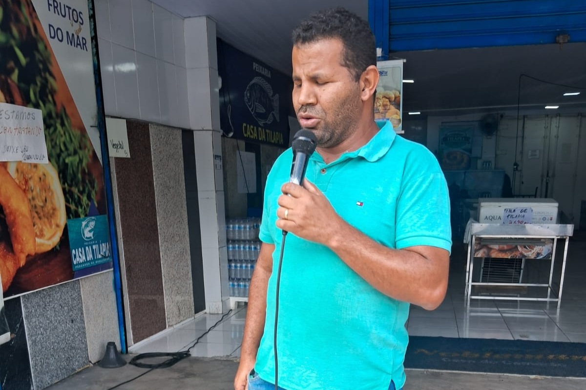 Com 11 anos de experiência no mercado de áudio, ele memoriza preços e informações com facilidade, habilidade que se tornou parte essencial da sua rotina