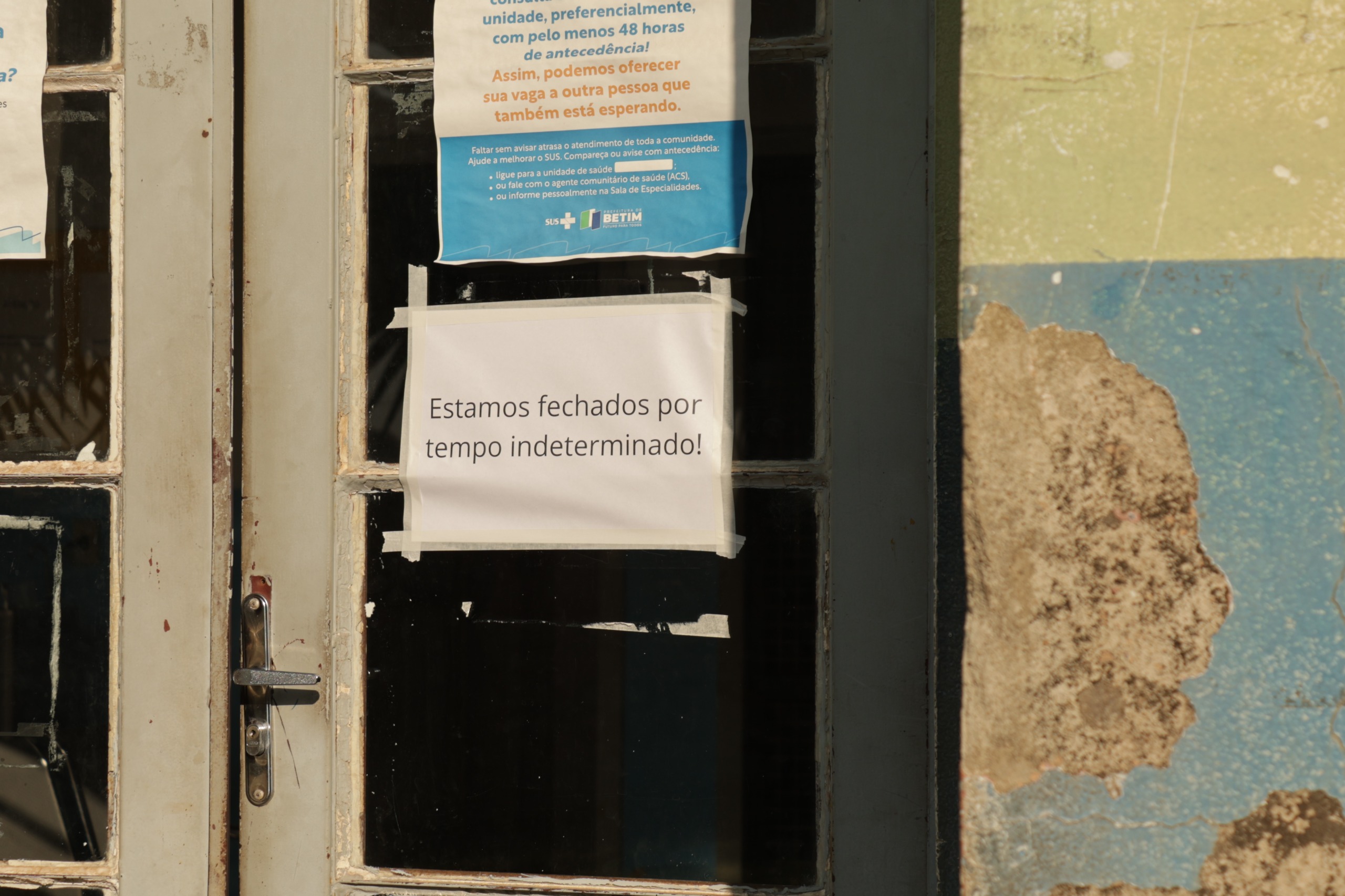 Apesar de funcionária da unidade de saúde ter informado que local deve voltar a atender normalmente nesta quarta (17 de setembro), placa afixada na entrada diz que UBS está fechada 'por tempo indeterminado'