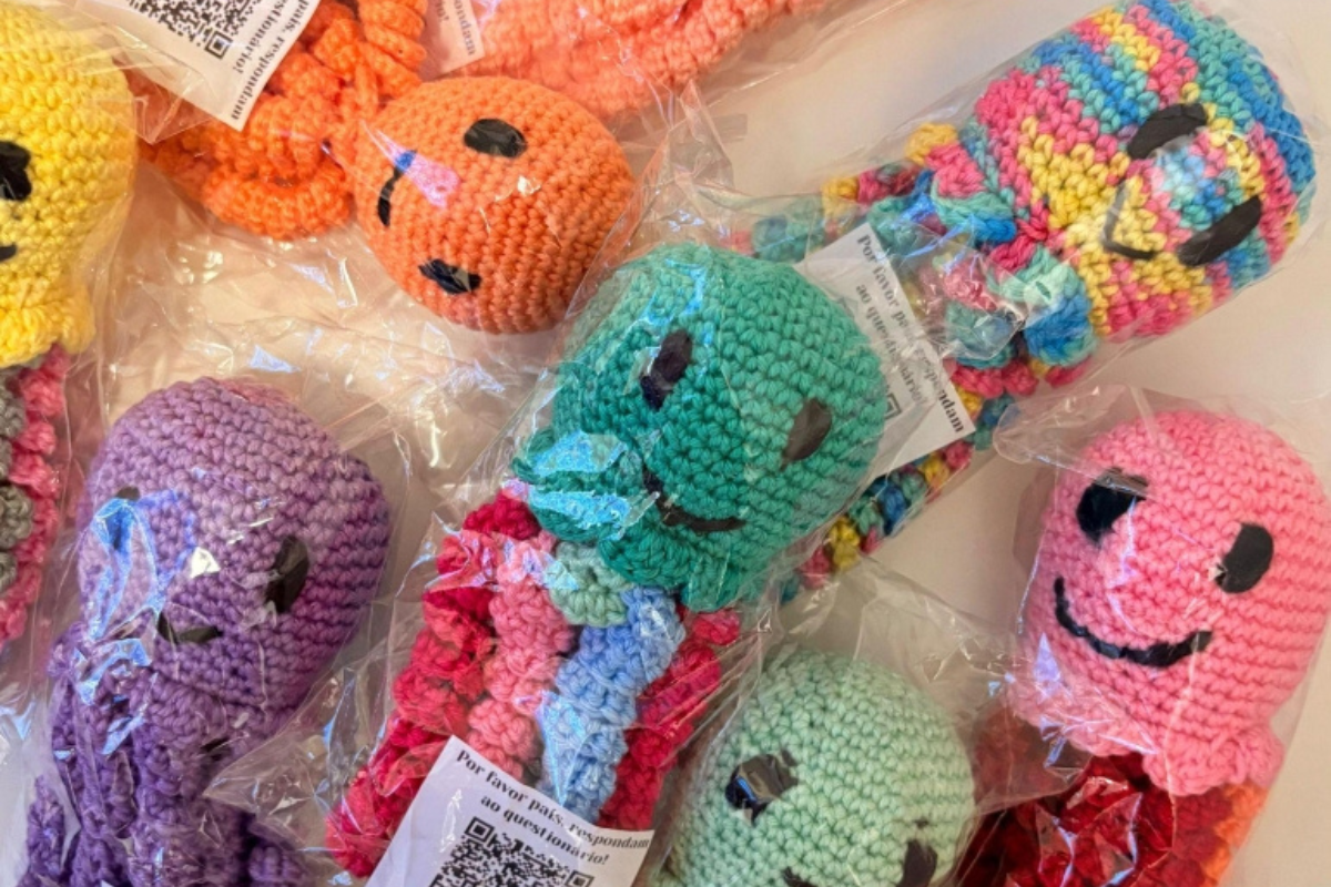 No CMI, os brinquedos estão sendo entregues no momento da alta hospitalar dos bebês que passaram pela UTI Neonatal